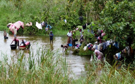 donne lavano i panni