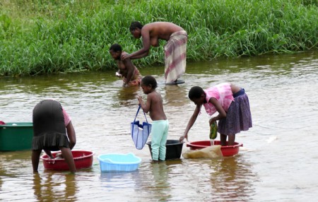 donne lavano i panni e fanno il bagno