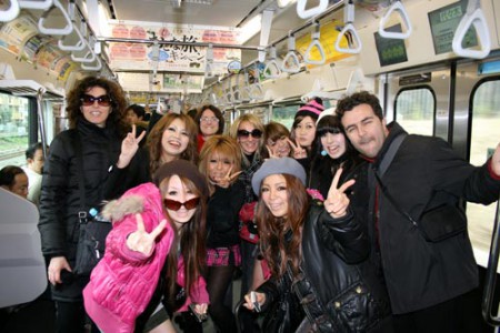 Tokyo - incontro sulla linea metro JR Yamanote Line