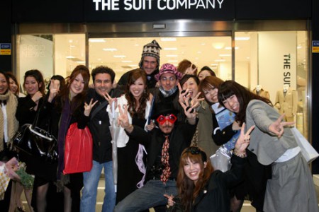 il gruppo dei maschi con donne giapponesi