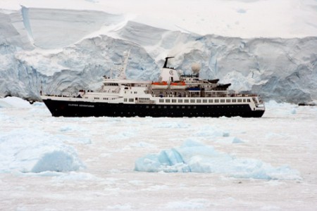 Antartide - rompighiaccio Clipper Adventurer nel canale di Lemaire