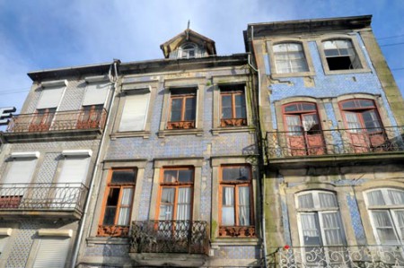 decadente abitazione di azulejo nelle città vecchia - Oporto