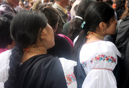 donne in abito tradizionale