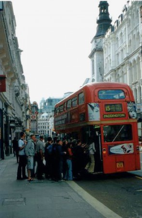tipico bus londinese a due piani