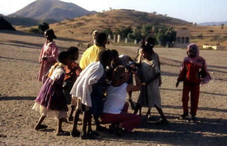 Mavi con bimbi eritrei