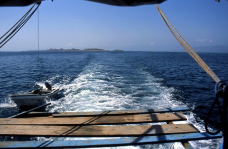 all'orizzonte l'isola di Madote