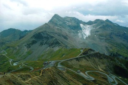i tornanti della strada alpina del Gross-glockner
