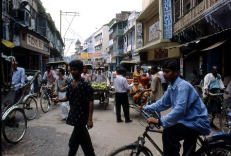 incrocio trafficato a Varanasi