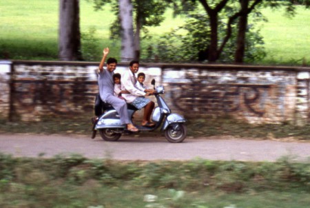 la mitica vespa ...India on the road