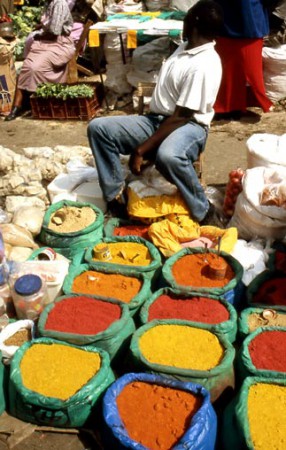 bancarella di spezie - mercato di Nakuru