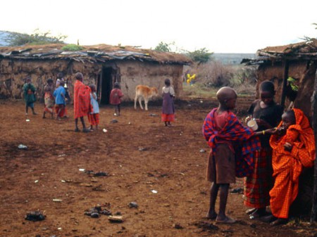 i bambini di un villaggio masai