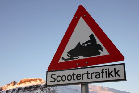 Svalbard - Longyearbyen 78°13′ N 15°33' - attenzione pericolo motoslitte