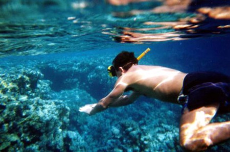 Adri fa' snorkeling presso l'atollo di Giravaru - Maldive