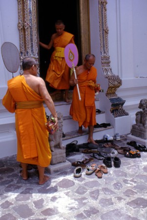 monaci buddhisti escono dal templio - Bangkok
