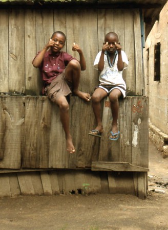 Musoma - saluto di due ragazzini