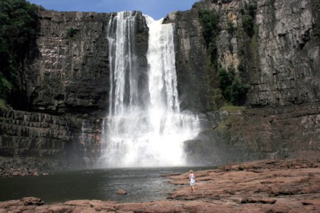 Mavi s'avvicina al salto Aponwao (108 mt.) - Gran Sabana