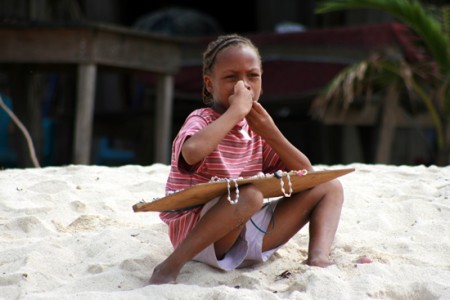 Cayo Chachahuate - bimba Garifuna venditrice di collane