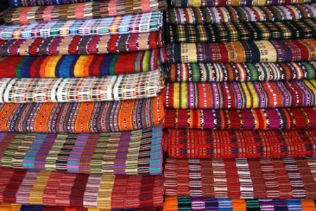 Chichicastenango - bancarella di tessuti