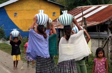 donne con anfore d'acqua