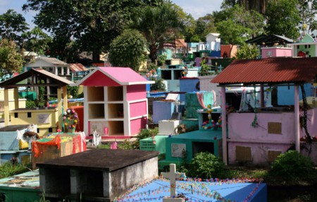 il tipico colorato cimitero guatemalteco