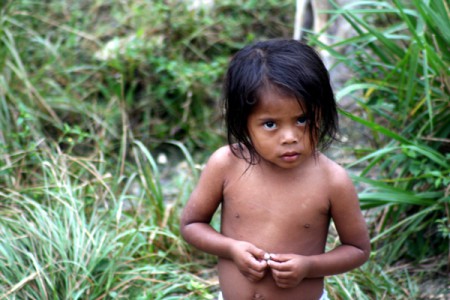 piccola bambina davanti casa