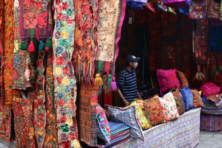 Chichicastenango - bancarella di tessuti