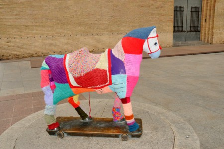 Saragozza - una curiosa opera d'arte per strada