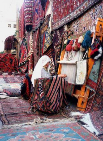 anziana donna al telaio a Konya