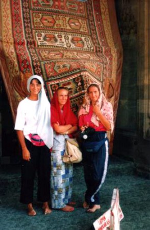 Michi, Mavi ed Emanuela all'ingresso in moschea 