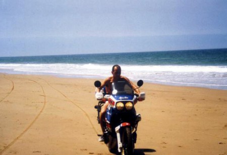 Adri in moto sul bagno-asciuga