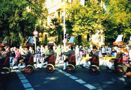 carri allegorici sfilano per l'apertura dell'Oktoberfest
