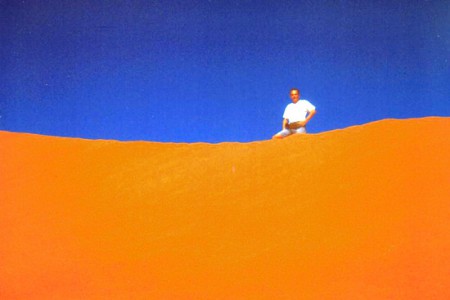 Adriano su una duna del deserto del Wadi Rum