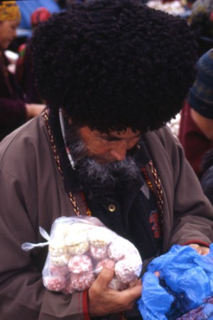 uomo con il telpek (cappello turkmeno)