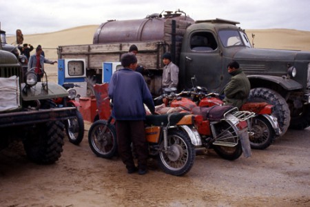 Karakum Desert benzinaio presso Jerbent