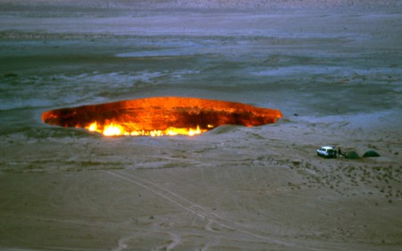 campo presso il cratere del gas di Darvaza - Karakum Desert