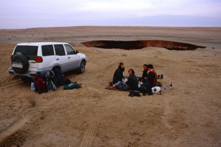 campo presso il cratere del gas di Darvaza - Karakum Desert