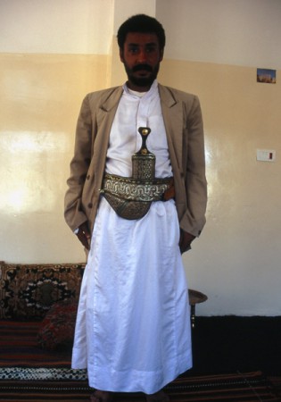 uomo yemenita con la jambya