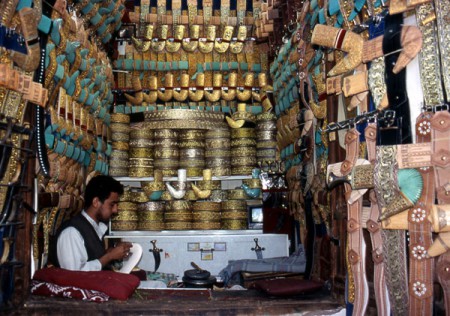 Sana'a - suq, negozio di jambya