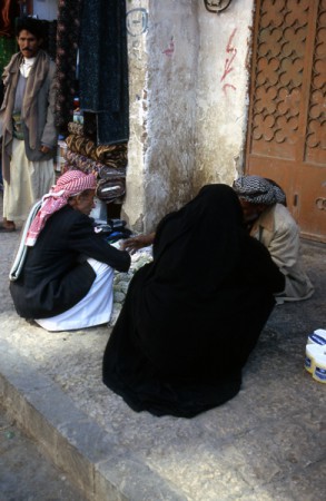 Sana'a - suq, aquirrenti e venditore