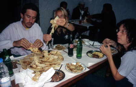 Cece, Mavi e Ila in ristorante a Shibam