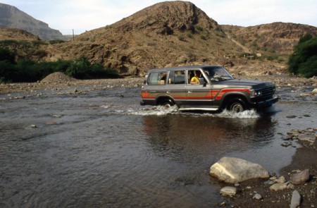 il nostro fuoristrada attraversa il Wadi Surdud in piena 