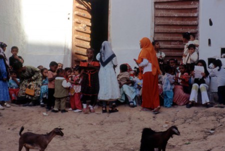 lezione all'aperto - scolaresca a Shibam