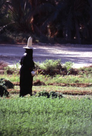 Wadi Hadramawt - donna in burqa con cappello di paglia appuntito