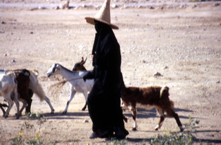 Wadi Hadramawt - donna in burqa con cappello appuntito