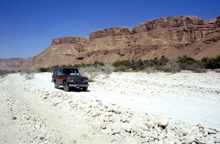 il nostro 4x4 su una pista del Wadi Daw'an
