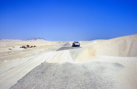 strada invasa dalla sabbia