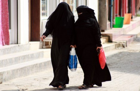Sur - donna in burka e con il niqab